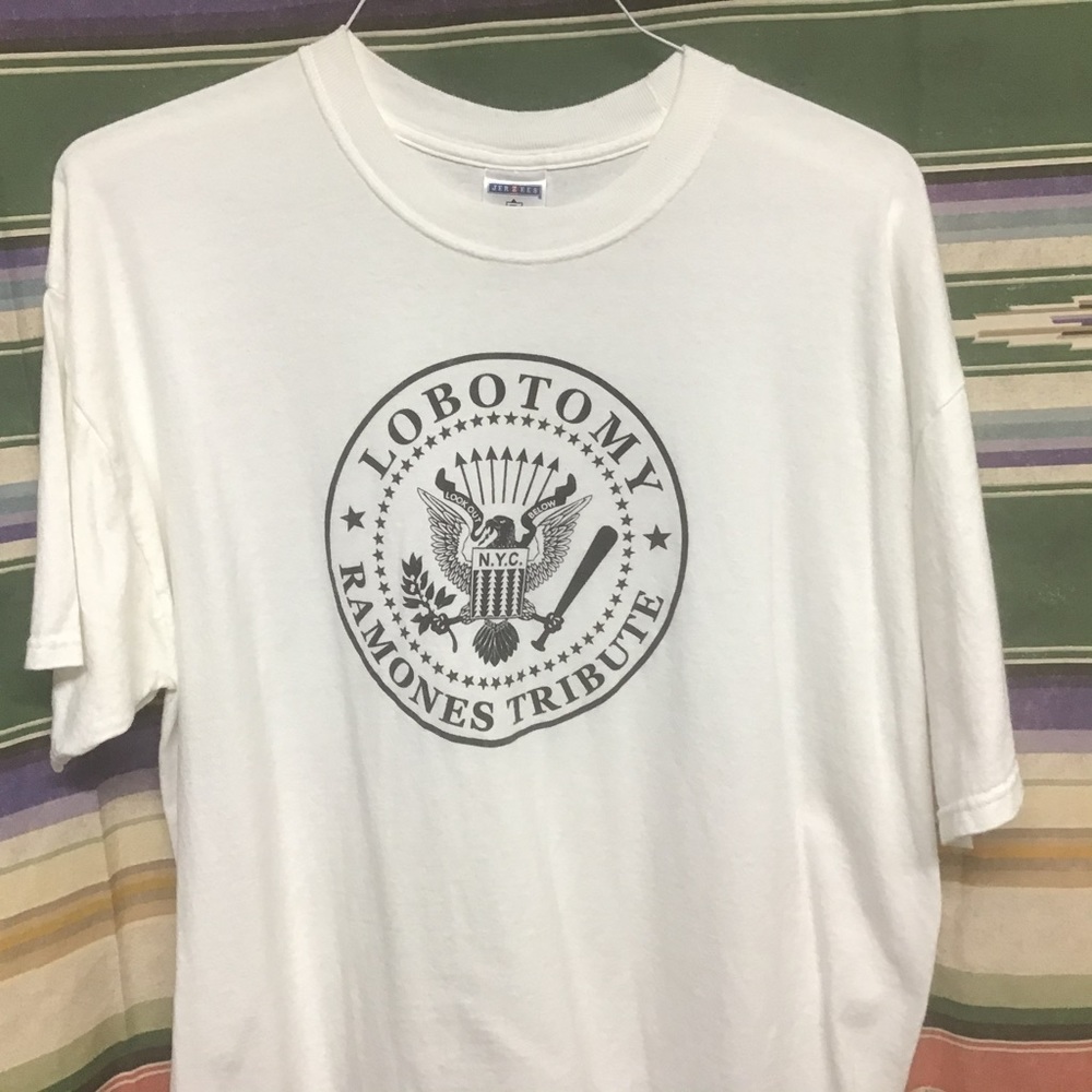 EUC Ramones tribute tee sz XL